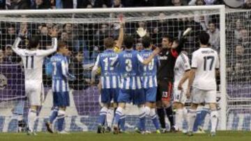 El portero del Real Madrid Antonio Adán (3d) tras recibir la cartulina roja en el partido ante la Real Sociedad, correspondiente a la decimoctava jornada de liga en Primera División que se disputa en el estadio Santiago Bernabéu.
