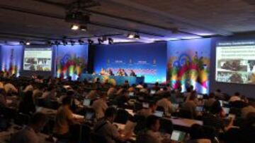 Integrantes de la FIFA explicando el sorteo.