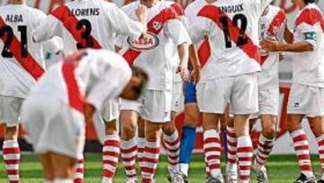 <b>GOLEADOR. </b>Piti recibe la felicitación de sus compañeros tras uno de sus tantos.