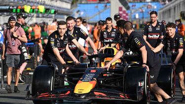 Los mec¨¢nicos de Red Bull empujan el coche de Max Verstappen en el Circuito de Albert Park, en Melbourne (Australia).