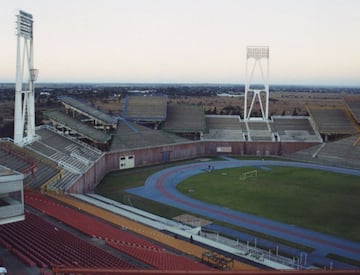 El estadio Mmabatho de Sudfrica es curioso debido a la orientacin de las gradas: hay sectores cuyo asientos miran directamente a zonas donde no se desarrolla el juego.