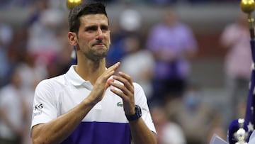 Novak Djokovic aplaude a los aficionados tras caer ante Daniil Medvedev en la final del US Open 2021.