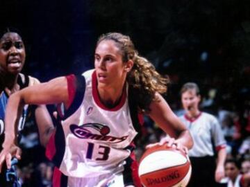 Amaya Valdemoro tiene tres anillos de la WNBA (entre 1998 y 2000). Elegida número 30 del draft por las Comets, pasó tres veranos en Houston, donde fue de menos a más. En esas tres temporadas jugó 55 partidos en los que anotó 127 puntos (2,3 puntos).