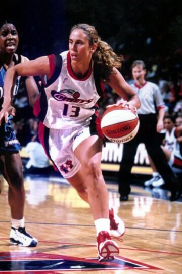 Amaya Valdemoro tiene tres anillos de la WNBA (entre 1998 y 2000). Elegida número 30 del draft por las Comets, pasó tres veranos en Houston, donde fue de menos a más. En esas tres temporadas jugó 55 partidos en los que anotó 127 puntos (2,3 puntos).