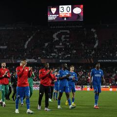 Sin Erick Gutiérrez, PSV cae contra Sevilla por goleada en Europa League