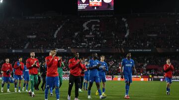 SEVILLE, SPAIN - FEBRUARY 16: Players of PSV Eindhoven get upset at the end of the UEFA Europa League play-off leg one football match between Sevilla FC and PSV Eindhoven at Ramon Sanchez Pizjuan Stadium on February 16, 2023 in Seville, Spain. (Photo by Jose Hernandez/Anadolu Agency via Getty Images)