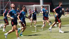 MUN12. KRASNODAR (RUSIA), 12/06/2018.- Los jugadores de la selecci&oacute;n espa&ntilde;ola de f&uacute;tbol calientan durante el entrenamiento matinal celebrado en el sexto d&iacute;a de concentraci&oacute;n en Krasnodar, ciudad rusa en la que el equipo 