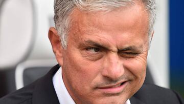 Mourinho en el banquillo durante el partido ante el Brighton