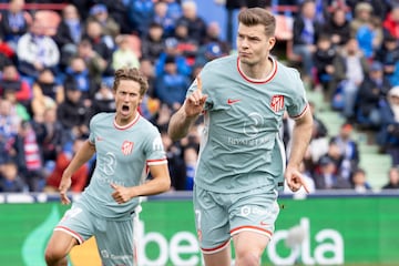 Sorloth celebra el primer gol del partido. Un tanto que dejaba al Atleti lder en solitario.