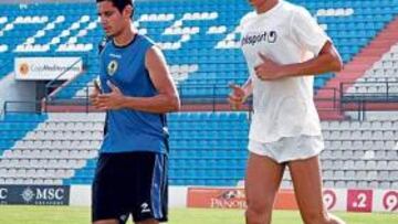 <b>A FONDO. </b>Rafa Jordá, ayer, en el Rico Pérez junto al futbolista del filial Calero.