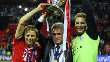 Jupp Heynckes levanta su última Champions junto a Neuer y Thymoschuk.