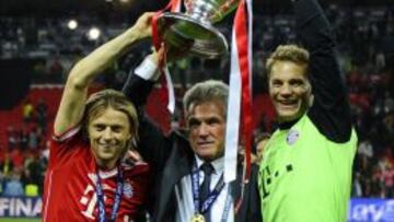 Jupp Heynckes levanta su &uacute;ltima Champions junto a Neuer y Thymoschuk.