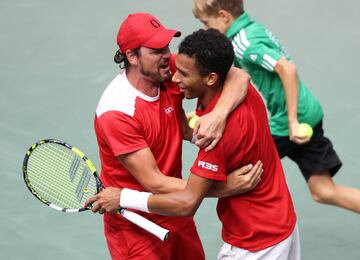 El capitán de Canadá, Frank Dancevic, celebra con Auger su victoria.