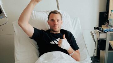 Manuel Neuer levantando el pulgar en señal de que está bien tras ser operado de la pierna por haber caído mientras esquiaba, después del Mundial de Qatar 2022.