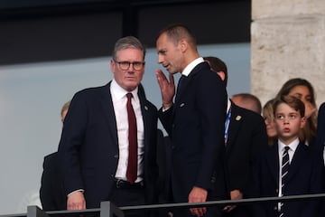 Sir Keir Starmer, Primer Ministro del Reino Unido, charla con Aleksander Ceferin, presidente dela UEFA, en el palco del Olympiastadion de Berlín.