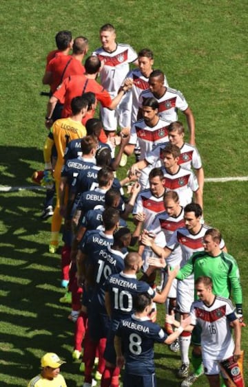 Saludo inicial de los equipos. 