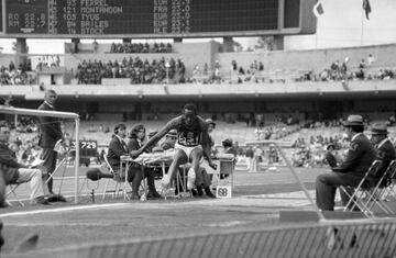 Bob Beamon (Nueva York, 1946) será recordado siempre por un momento mágico. Tuvo lugar en los Juegos de México 1968, cuando voló dejando al mundo con la boca abierta. Saltó 8,90 metros en longitud mejorando en 55 centímetros el récord anterior. El viento legal exacto (2.0), los 2.250 metros de altura y un estado de gracia mezclaron para impulsarlo como un cohete. Fue “el salto perfecto”, de 8,90. Un récord mundial que duraría hasta 1991 cuando Mike Powell hizo 8,95 en Tokio. 