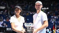 Su-Wei Hsieh y Jan Zielinski, con el trofeo de campeones de dobles mixto en el Open de Australia.