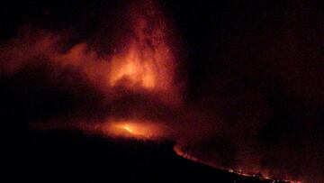 La erupción volcánica ayer (domingo 19 de septiembre) en los alrededores de Las Manchas, en El Paso (La Palma), después de que el complejo de la Cumbre Vieja acumulara miles de terremotos en la última semana, conforme el magma iba presionando el subsuelo en su ascenso. Las autoridades habían comenzado horas antes evacuar a las personas con problemas de movilidad en cuatro municipios.