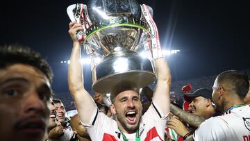 AMDEP9493. SAO PAULO (BRASIL), 24/09/2023.- Jonathan Calleri de Sao Paulo celebra con el trofeo al ganar la Copa de Brasil hoy, al vencer a Flamengo en el estadio Morumbi en Sao Paulo (Brasil). EFE/ Sebastiao Moreira
