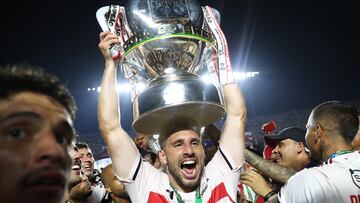 AMDEP9493. SAO PAULO (BRASIL), 24/09/2023.- Jonathan Calleri de Sao Paulo celebra con el trofeo al ganar la Copa de Brasil hoy, al vencer a Flamengo en el estadio Morumbi en Sao Paulo (Brasil). EFE/ Sebastiao Moreira
