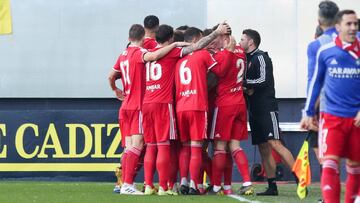 Los jugadores del Zaragoza celebran un gol.