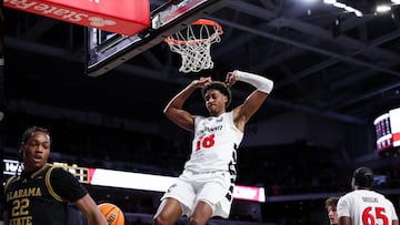 Baba Miller hace un mate con los Cincinnati Bearcats.