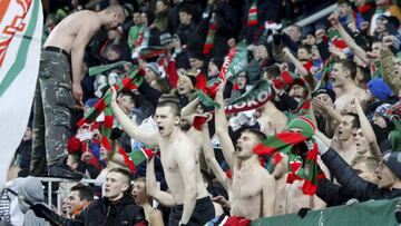 Seguidores del Lokomotiv de Mosc&uacute; animando a su equipo en su estadio. 