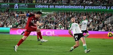 Montero perdió un duelo a 60 metros de la portería y estuvo a punto de llegar a tapar el remate de Reina.