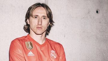 Luka Modric posa con la nueva equipaci&oacute;n del Real Madrid. 