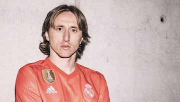 Luka Modric posa con la nueva equipación del Real Madrid.