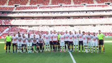 Los jugadores de ambas selecciones posan con la camiseta de la candidatura de España y Portugal para el Mundial 2030.