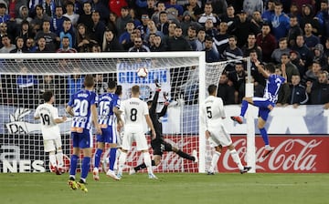 Sobrino remata de cabeza y Courtois despeja mal dejando el balón colgado para que Manu García marque el 1-0.