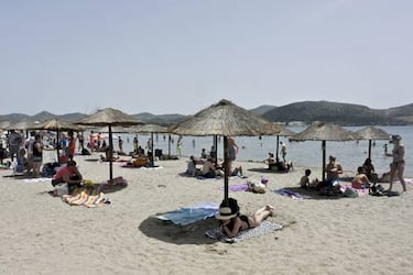 En Grecia vuelven a la playa con ola de calor y distancia