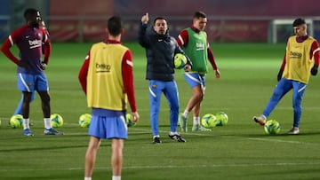 Xavi da indicaciones durante un entrenamiento. 