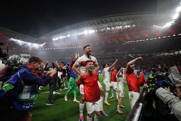 Arda Güler celebra con su compañero Salih Ozcan la victoria y el pase a cuartos de final de la Eurocopa. 