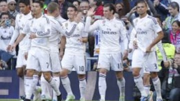 Los jugadores del Madrid celebran el gol de Bale.