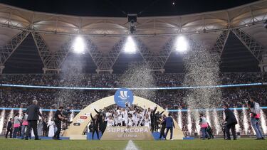 El Madrid celebra la consecución de la Supercopa en Arabia Saudí.