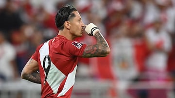 Al Rayyan (Qatar), 13/06/2022.- Gianluca Lapadula of Peru celebrates after scoring during the penalty shootout of the FIFA World Cup 2022 Intercontinental playoff qualifying soccer match between Australia and Peru in Al Rayyan, Qatar, 13 June 2022. (Mundial de Fútbol, Catar) EFE/EPA/Noushad Thekkayil
