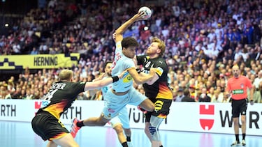 Marcos Fis, prometedor jugador de España, supera la defensa de Alemania durante el último partido del Campeonato de Europa de balonmano.