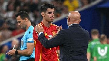 Morata saluda al seleccionador en el España-Francia.