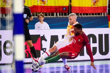 Anilton César Varela da Silva, (Cabo Verde, 32 años), más conocido como Pany Varela, es una de las puntas de lanza de la selección de Portugal. Pany es uno de los más letales y mejores alas del mundo y está en un momento de plena madurez en su carrera. En los últimos tiempos, tanto a nivel de clubes como de selección, sólo sabe alzar trofeos. Ganó la pasada Champions League con el Sporting (frente al Barça) y después conquistó el Mundial con su selección, siendo fundamental y decisivo durante el torneo (segundo máximo goleador con ocho tantos), pero especialmente en una final donde marcó un doblete para darle a Portugal su primera estrella.