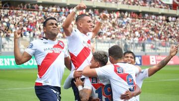 Universitario cae ante Municipal y le da oxígeno a Alianza