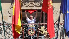 Luis Sabalza en el balcón principal del Ayuntamiento, desde donde lanzará el Txupinazo.
