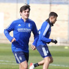 Iván Azón sufre una contusión en la rodilla izquierda