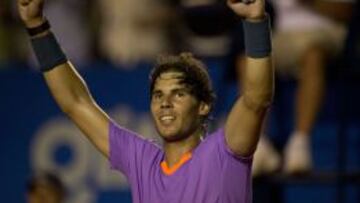 Rafa Nadal celebra su victoria tras ganar por 6-1 y 7-6 a Leonardo Mayer y clasificarse así para las semifinales del Abierto de Acapulco donde se enfrentará a su compatriota Nicolás Almagro.