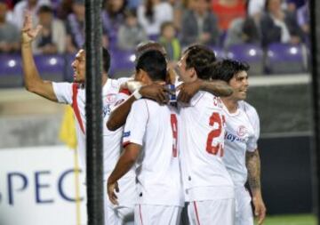 FIR726. FLORENCIA (ITALIA), 14/05/2015.- El jugador del Sevilla Carlos Bacca (c) celebra con sus compañeros después anotar un gol hoy, jueves 14 de mayo de 2015, durante el partido entre Fiorentina y Sevilla por las semifinales de la Liga Europa, en el estadio Artemio Franci de Florencia (Italia). EFE/Maurizio Degl'Innocenti