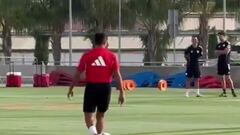 Alexis le pide a un periodista que le tire el balón y ocurre esto: ¡está feliz en Sevilla!