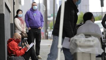 S&aacute;bado, 16 de mayo de 2020. Glen Buhlmann, abajo a la izquierda, llena una solicitud de empleo durante una feria de trabajo en Seattle.