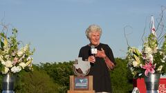 La golfista estadounidense Kathy Whitworth interviene durante la presentación del Volunteers of America LPGA Texas Classic de 2018 en el Old American Golf Club de The Colony, Texas